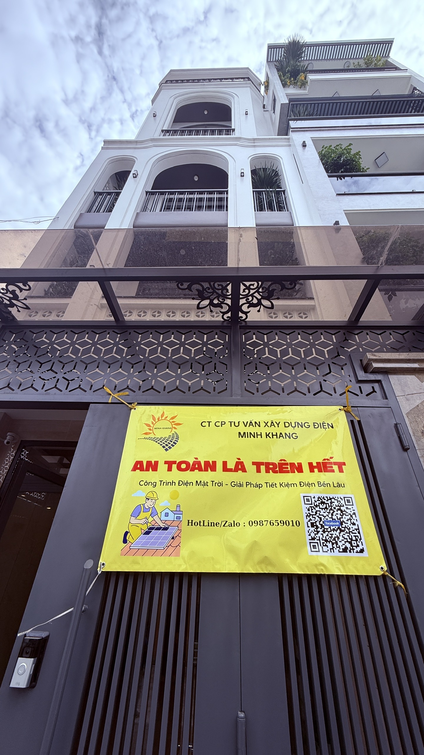 Hệ thống điện mặt trời gia đình lắp trên mái nhà, giúp tiết kiệm chi phí điện và tối ưu năng lượng năm 2026